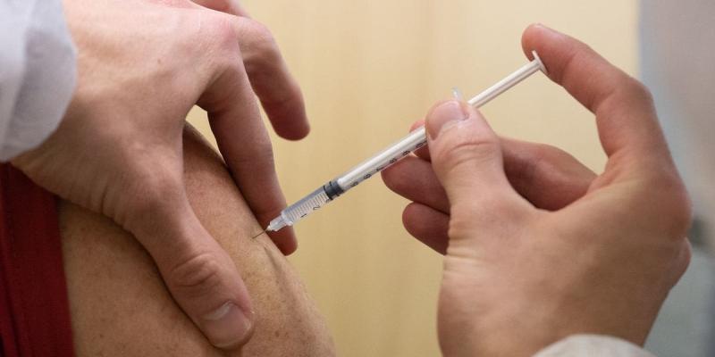 Imagen de un enfermero pinchando a una persona/El Diario Comienzan a administrar las vacunas de la gripe y del Covid