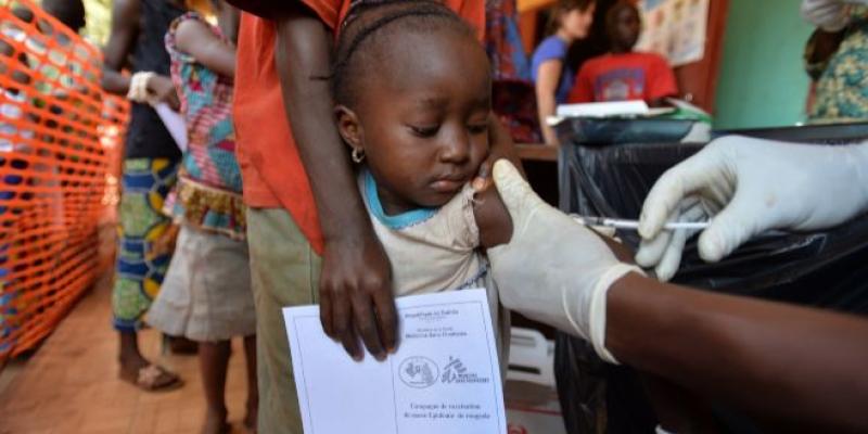 Campaña en Guinea para inmunizar a 400.000 niños frente al virus del sarampión. 