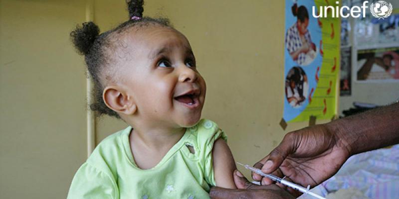 Imagen de la campaña 'Pequeñas soluciones' de Unicef Niña vacunándose