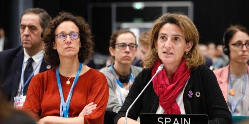 La directora de la Oficina Climática, Valvanera Ulargui, y la ministra de Transición Ecológica, Teresa Ribera, en un momento de las negociaciones