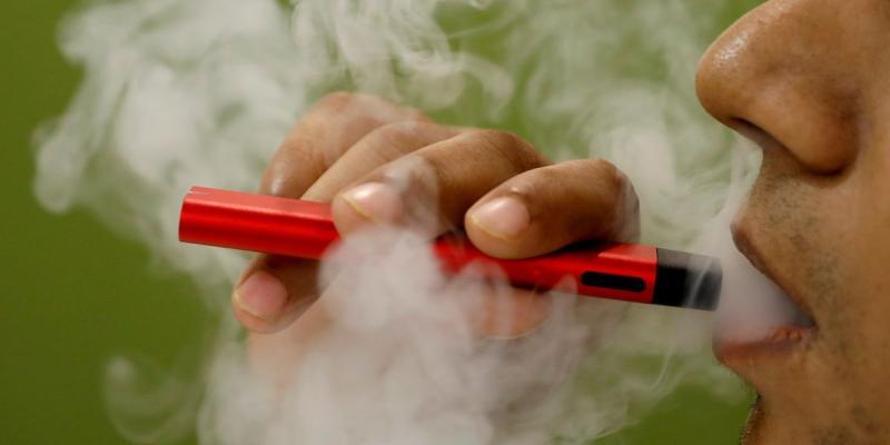Imagen de una persona fumando vaper/El Confidencial Los menores de edad consumen vapers en los colegios