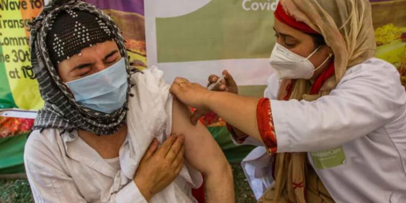 Vacunación contra el covid19 en Srinagar, India.