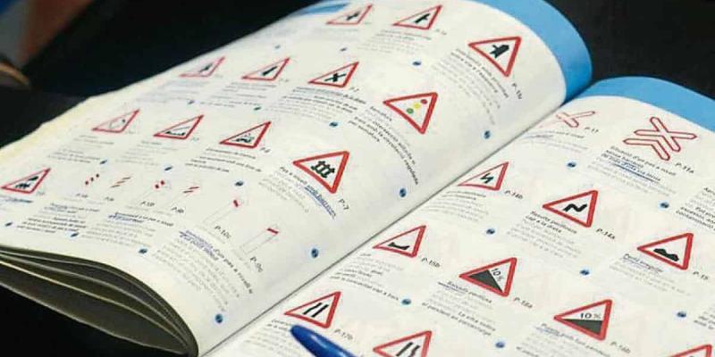 Imagen de un libro de señales de tráfico/La Vanguardia Los vehículos de movilidad personal preocupan a los conductores