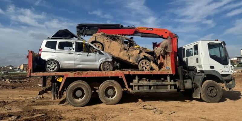 Coches retirados para desguaces - Foto: Generalitat Valenciana Coches retirados de una campa en dirección a un desguace