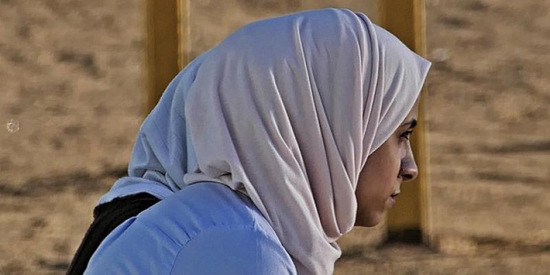 Chica con un velo islámico o hiyab  / Pixabay