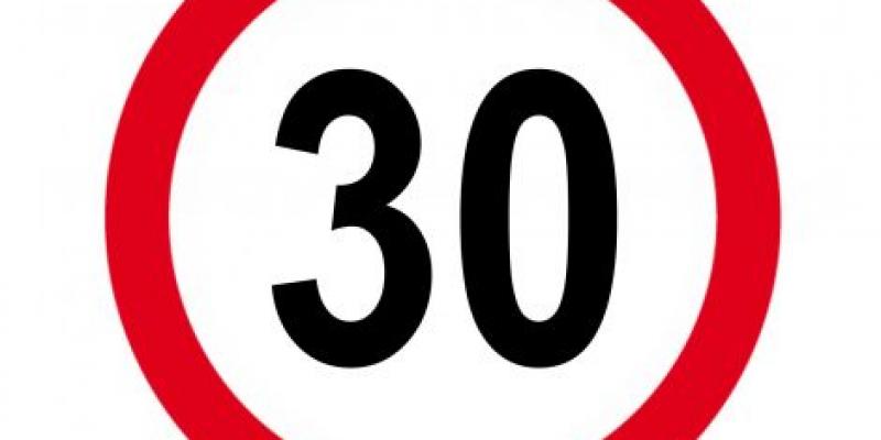Velocidad 30 Km/h / Señales Cuberos Cartel de tráfico donde aparece el texto: "Velocidad máxima 30 km/h"