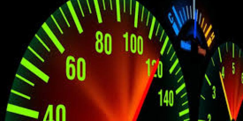 ¿A qué velocidad debes conducir para optimizar el consumo de combustible? / Imagen de archivo Velocímetro de un coche.