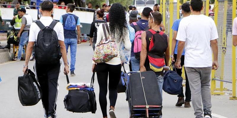 Los venezolanos siguen con el miedo y la tensión en su país venezolanos huyendo