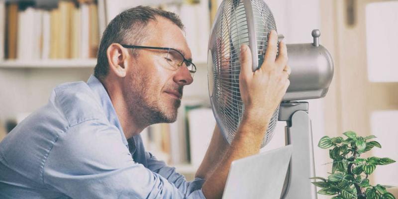 Imagen de un hombre con un ventilador/Cadena 100 Cómo hacer que el ventilador eche aire frío