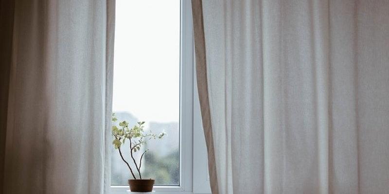 La calidad del aire en los hogares Ventana con cortinas / Pixabay