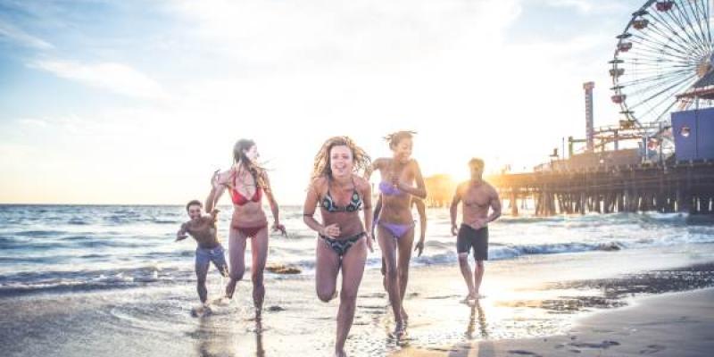 Grupo de amigos en la playa
