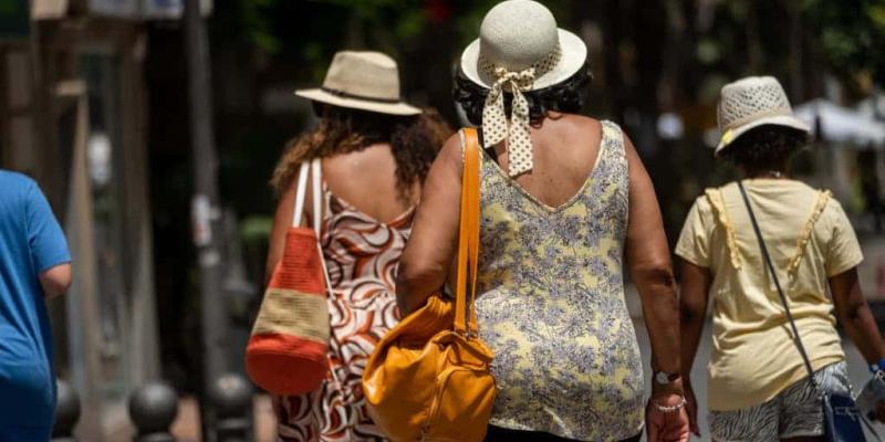 Imagen de varias personas paseando/hoy aragón Llega el veranillo de San Miguel a España