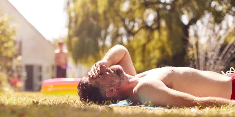 Imagen de un chico en la piscina/Envatoelements Evita las enfermedades en el verano