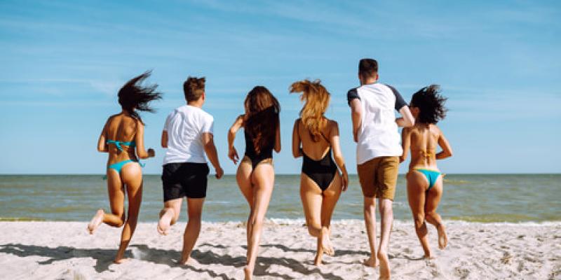 Imagen de un grupo de amigos en la playa/envatoelements Los precios de cara a la restauración en verano aumentan