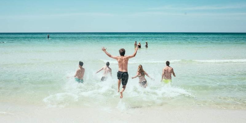 Imagen de personas en la playa Consejos para nuestra salud mental en verano