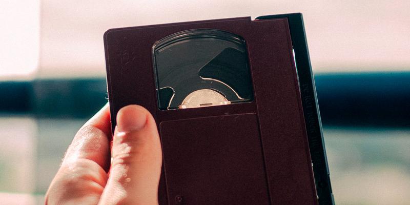 La nostalgia mantiene vivo al VHS. Foto de @igpetry en Unsplash El VHS es un formato antiguo pero aún muy válido como fondo documental. Imagen de @igpetry en Unsplash