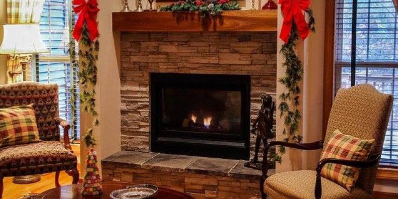 Viajar a otra comunidad en Navidad Salón con chimenea en Navidad / Pixabay