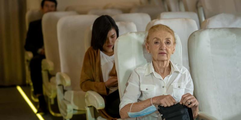 Imagen de una persona mayor en avión/Envatoelements Viajar en avión