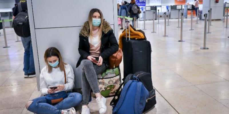 Viajar en Semana Santa Pasajeros en la terminal 2 del aeropuerto Adolfo Suárez Madrid -Barajas. JMCadenas EXPANSION