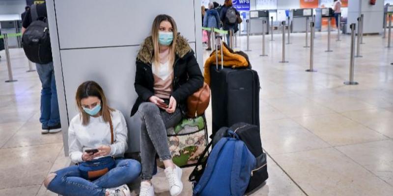 Pasajeros en la terminal 2 del aeropuerto Adolfo Suárez Madrid -Barajas. JMCadenas EXPANSION