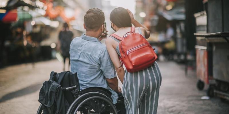 Gracias al turismo accesible, las personas con discapacidad pueden viajar en las mismas condiciones que los demás / EDWIN TAN (Getty Images) Dos personas haciendo turismo