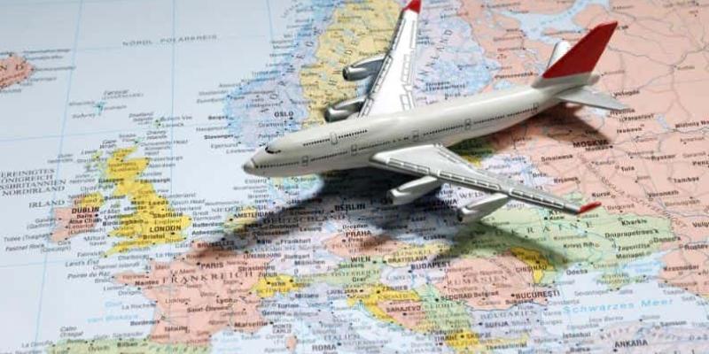 Imagen de un avión en un mapa/ETIAS visa waiver ETIAS y viajeros del mundo
