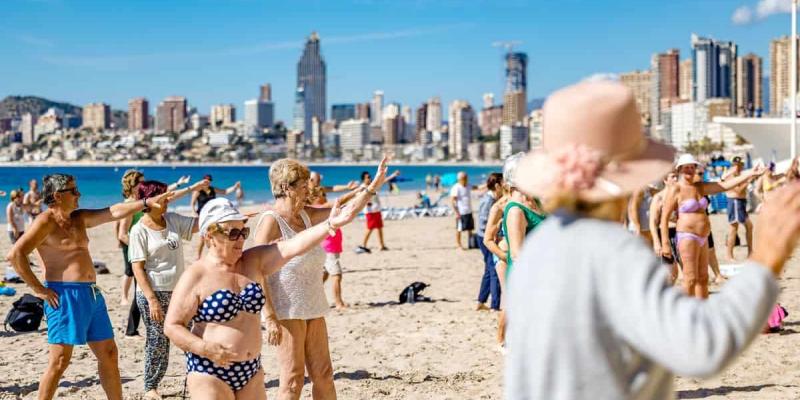 Imagen de personas mayores en la playa/Diario Información La inflación deja sin aire a los viajes del IMSERSO