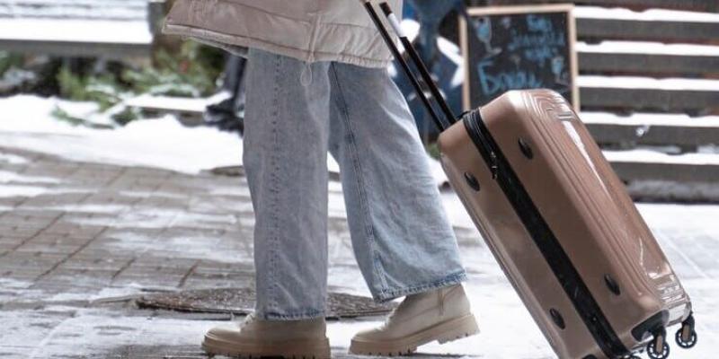 Imagen de una persona con maleta/Sivarious Destinos de viaje favoritos para este invierno