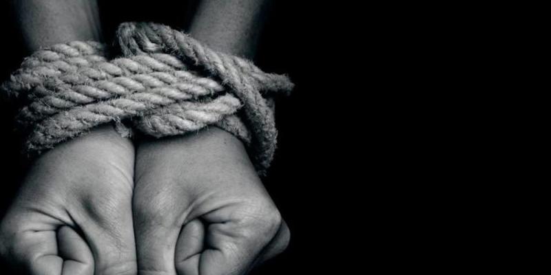 Imagen de unas manos atadas/Telemadrid Mujeres víctimas de trata