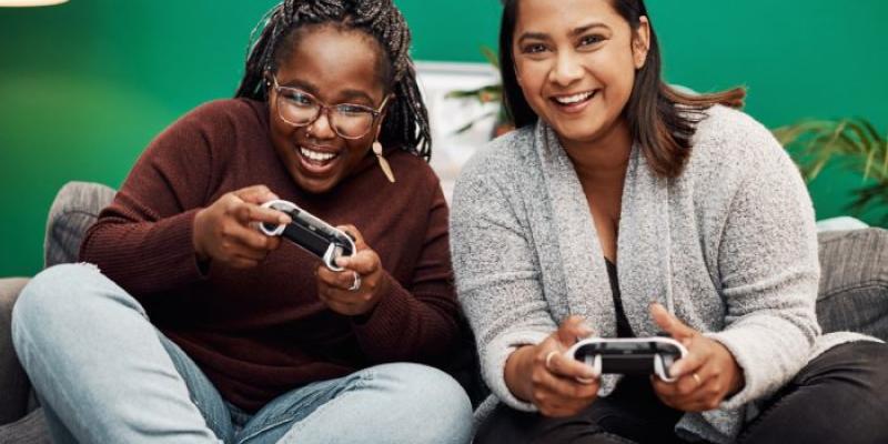 Madre e hija jugando a videojuegos educativos