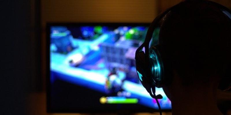 Variedad de videojuegos gratias para pasar la cuarentena Persona jugando a videojuegos gratis