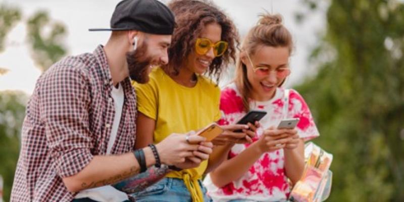 Imagen de jóvenes con teléfonos Mercado de los videojuegos y jóvenes