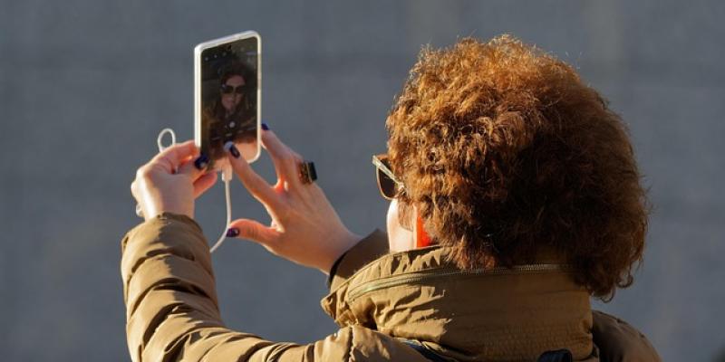 Videollamadas con doblaje / Pixabay Señora haciendo una videollamada