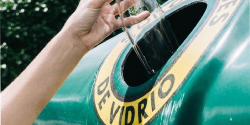 Una persona deposita un envase de vidrio en un contenedor verde | Foto: Ecovidrio Una persona deposita un envase de vidrio en un contenedor verde | Foto: Ecovidrio