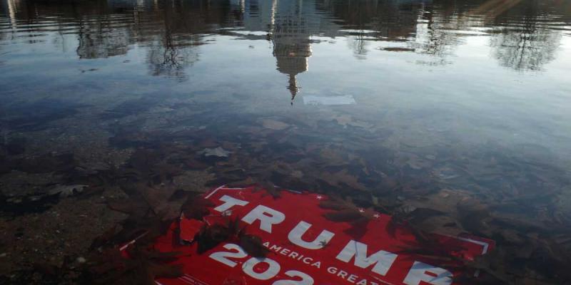 La Enmienda 25 de la Constitución, la posible salida anticipada de Trump de la Casa Blanca Una pancarta de la campaña de Trump. / GAMAL DIAB, EFE