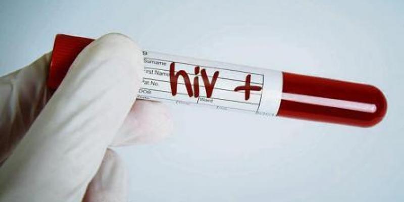 Imagen de un bote con sangre/La Vanguardia Descubren a una mujer que ha sido capaz de controla el VIH durante 15 años