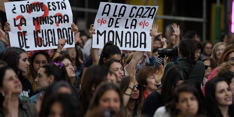 Imagen de una manifestación feminista/EMOL Denuncias de violaciones grupales a mujeres en España se multiplican
