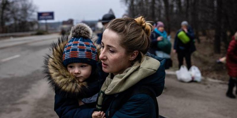 Una mujer con su hijo en la guerra de Ucrania