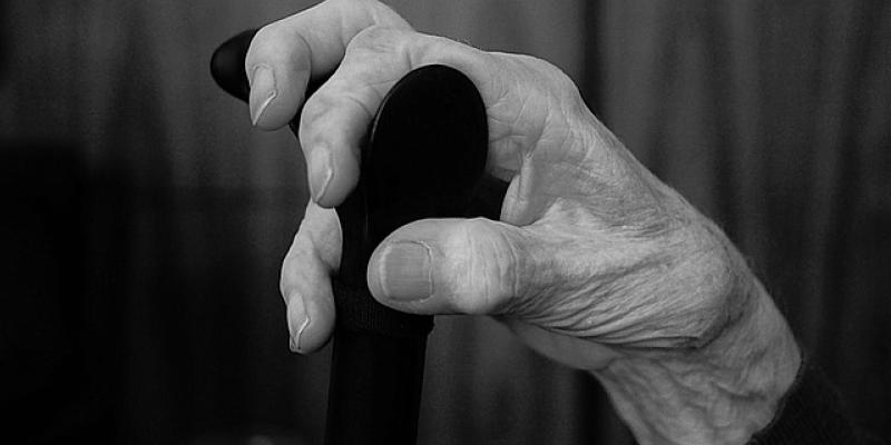 Violencia contra los mayores / Pixabay Mano de una persona mayor