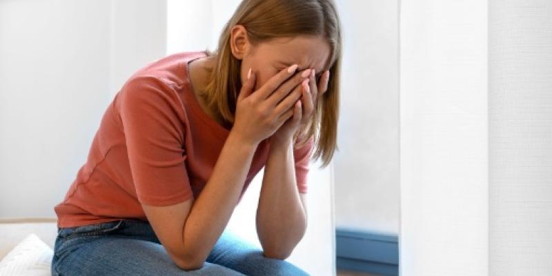 Imagen de una chica triste/Freepik La violencia económica en mujeres es muy común