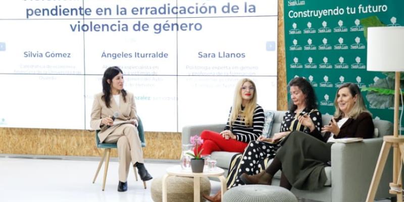 Imagen de la mesa redonda/Nantik Lum La violencia económica es una realidad