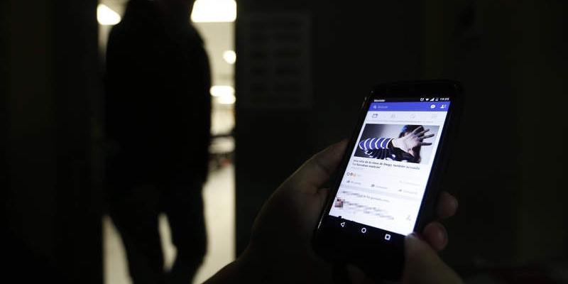 Imagen de una persona con un teléfono móvil/Diario de León Controlar el móvil también se considera violencia de género