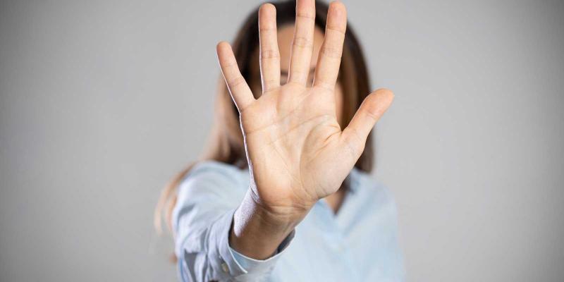 Imagen de una mujer haciendo el gesto de parar con la mano/RTVE Balance de la violencia machista en 2021