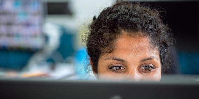 Violencia de género, mujer trabajadora / Pixabay Mujer trabajando con su ordenador