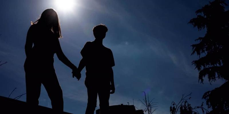 Imagen de dos jóvenes dándose la mano/Terreta Radio La Diputación de Alicante inicia planes contra la violencia de género