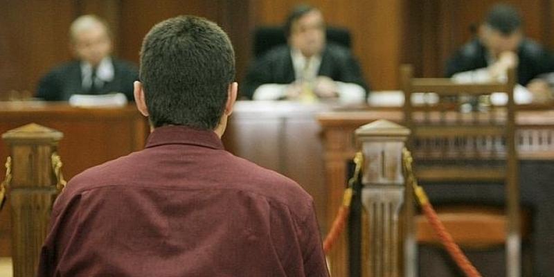 Imagen de una agresor en un juicio/Universitat de València Programas de rehabilitación en agresores