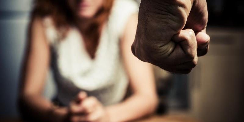 Imagen de una mujer y su maltratador/Infobae Etapas de la separación en una relación de violencia de género