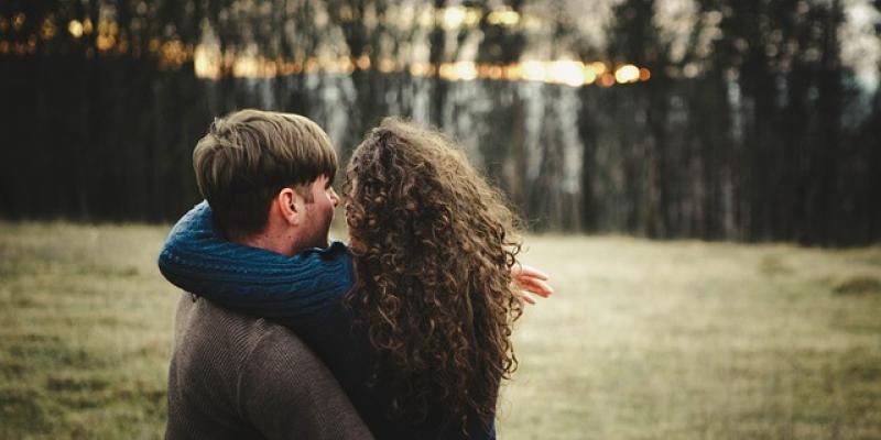 Saludo dos besos / Pixabay Dos personas saludándose abrazadas