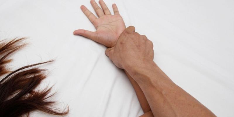 Violencia sexual / Pixabay Manos de una persona ejerciendo violencia sexual