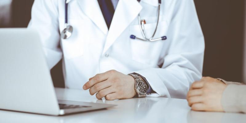 Médico con un ordenador | Foto de 123RF/akkamulator para Servimedia Médico con un ordenador | Foto de 123RF/akkamulator